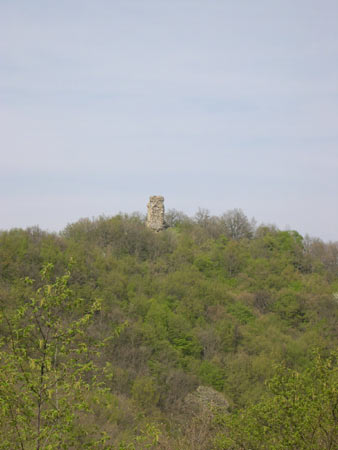 Torre del XII° secolo, sulla cima del Monte Rotondo, avamposto di un castello oggi scomparso.