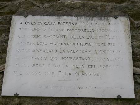 Iscrizione posta sul muro di una colonica medioevale nei pressi di Santa Brigida nel 1954, a testimoniare il miracolo che ha dato poi origine al Santuario della Madonna del Sasso.