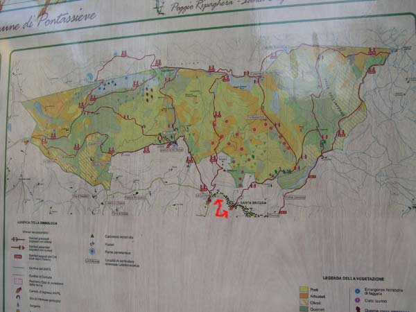Mappa consultabile in vari punti dell'Area Protetta. Le frecce aggiunte indicano i vari punti di partenza per i trekking consigliati.