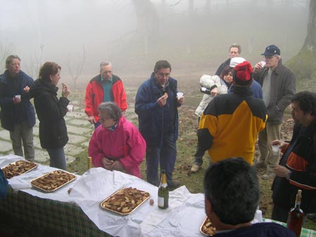 Dopo il trekking inaugurale, un augurio a base di biscotti di Prato e vin santo.