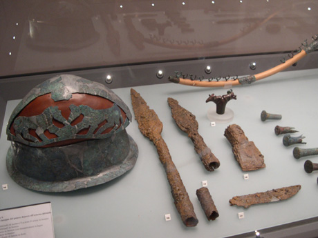 Museo Archeologico di Cecina: Punte di lancia e elmo