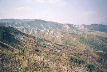 Formazioni di calanchi nel vasto panorama dei colli bolognesi.