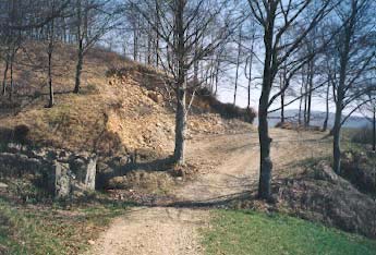 Cava di pietra usata nei secoli passati e forse anche dai Romani, per la costruzione di strade e edifici -Piana degli Ossi (Fi).