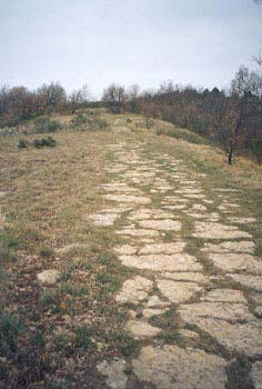 L'antica strada Romana Flaminia visibile in questo tratto sul Monte Fanna (Fi).